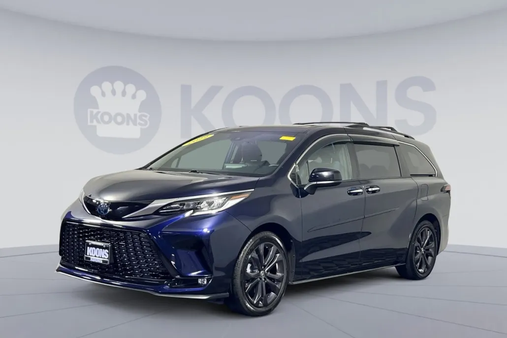 2022 Toyota Sienna XSE photo 1