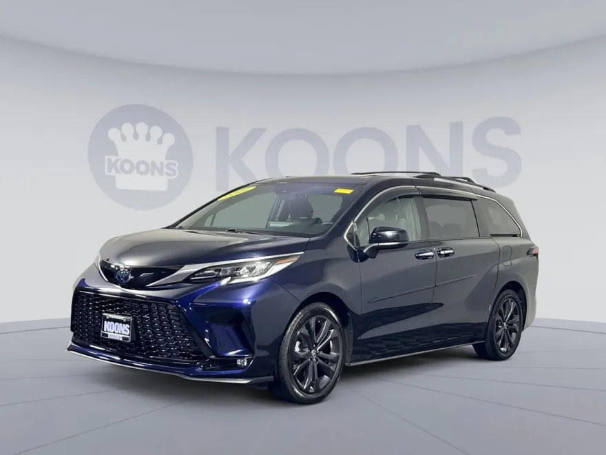 2022 Toyota Sienna XSE photo 1