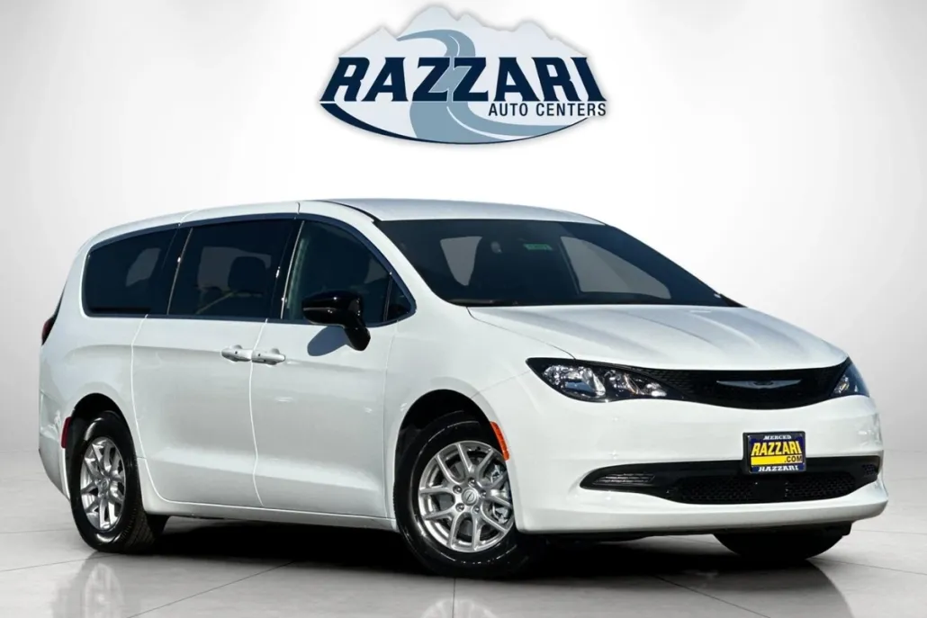 2025 Chrysler Voyager LX photo 1