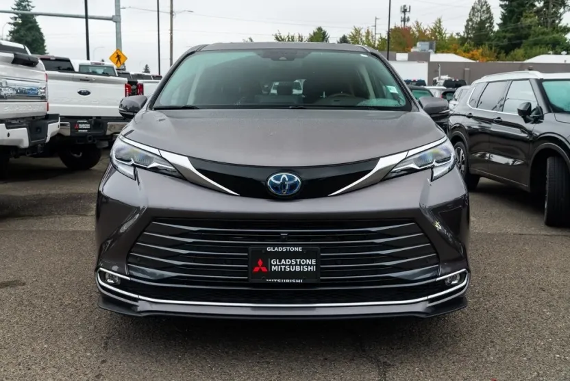 2022 Toyota Sienna Platinum photo 1
