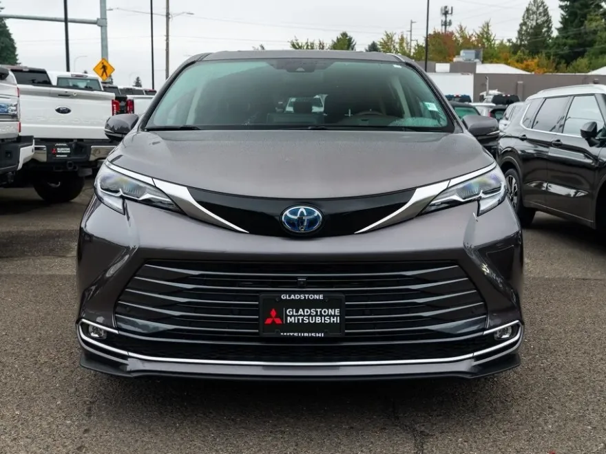 2022 Toyota Sienna Platinum photo 1