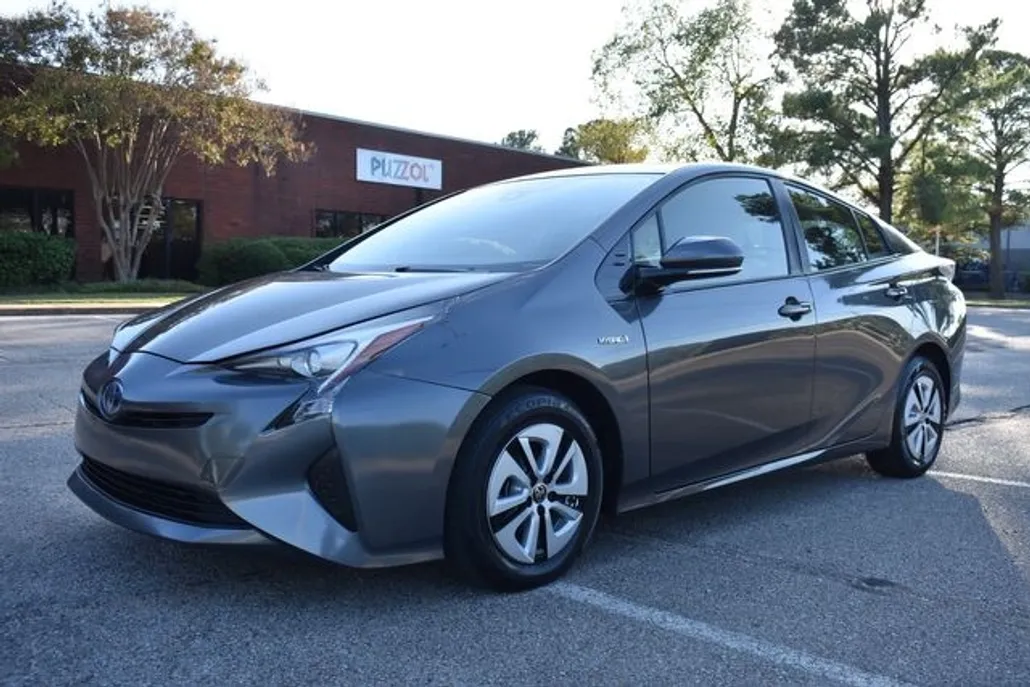 2017 Toyota Prius Three photo 1