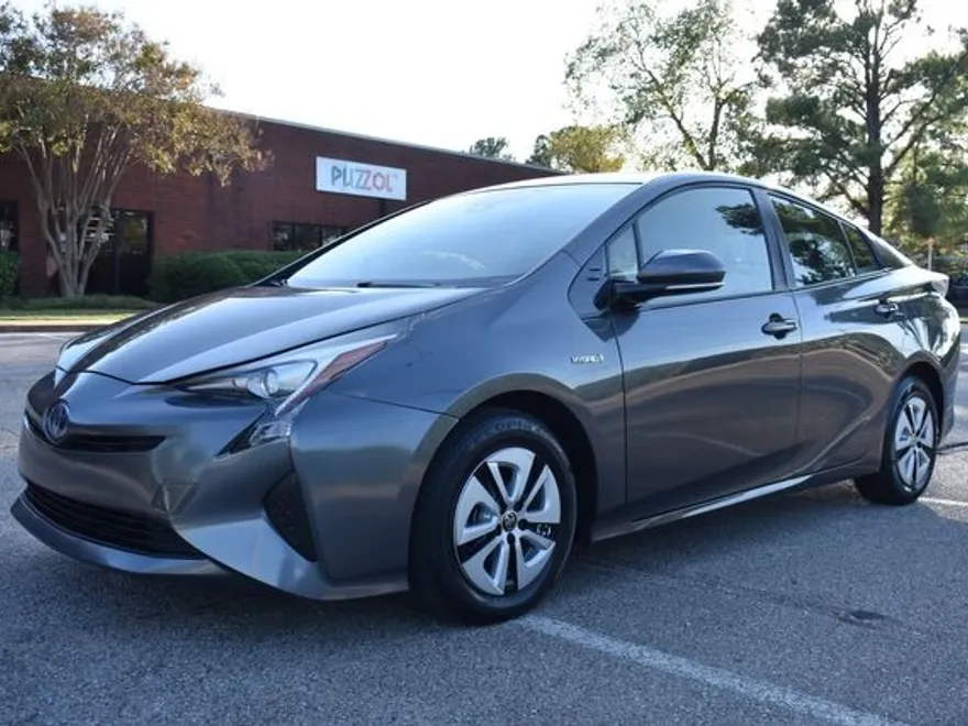 2017 Toyota Prius Three photo 1
