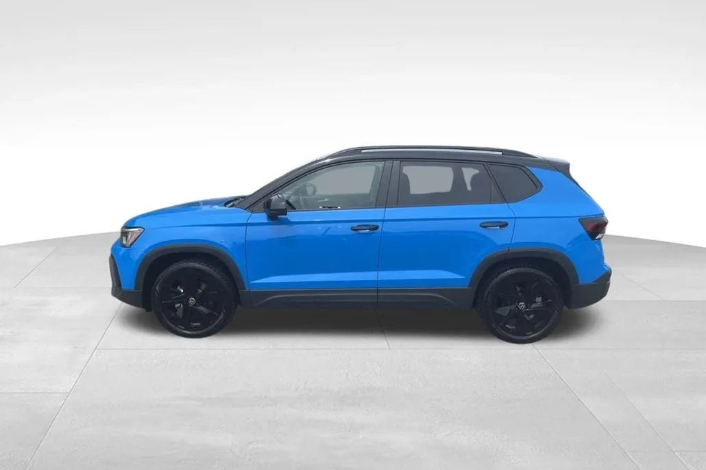 2025 Volkswagen Taos SE photo 1