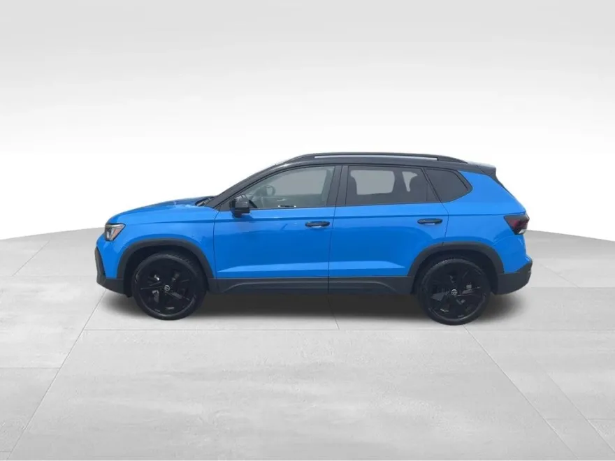 2025 Volkswagen Taos SE photo 1