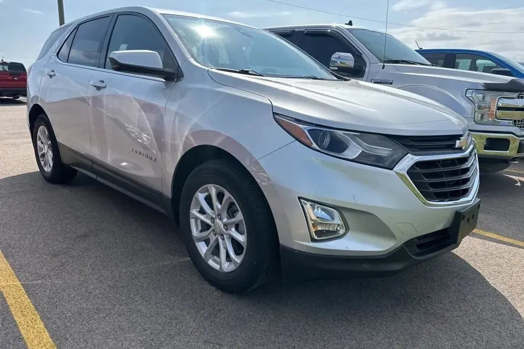 2020 Chevrolet Equinox LT photo 1