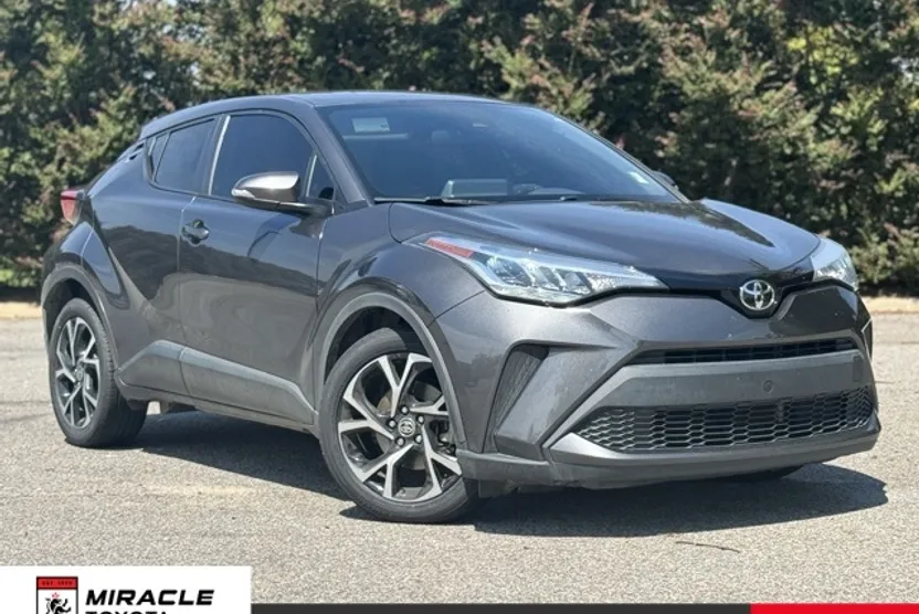 2022 Toyota C-HR XLE photo 1