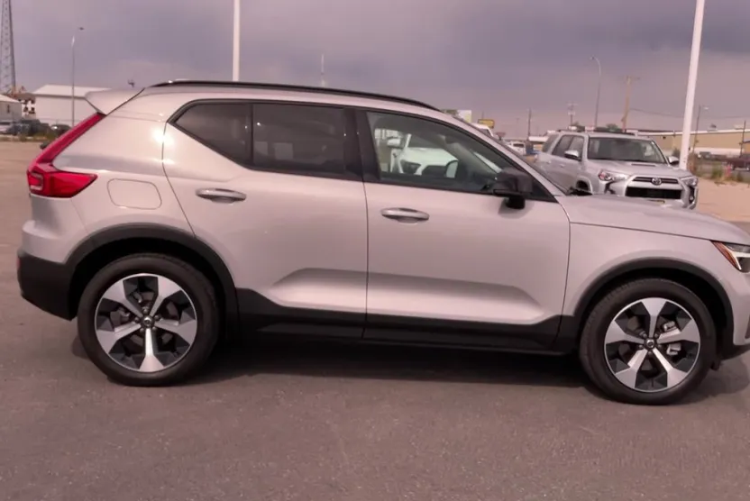 2024 Volvo XC40 AWD photo 1