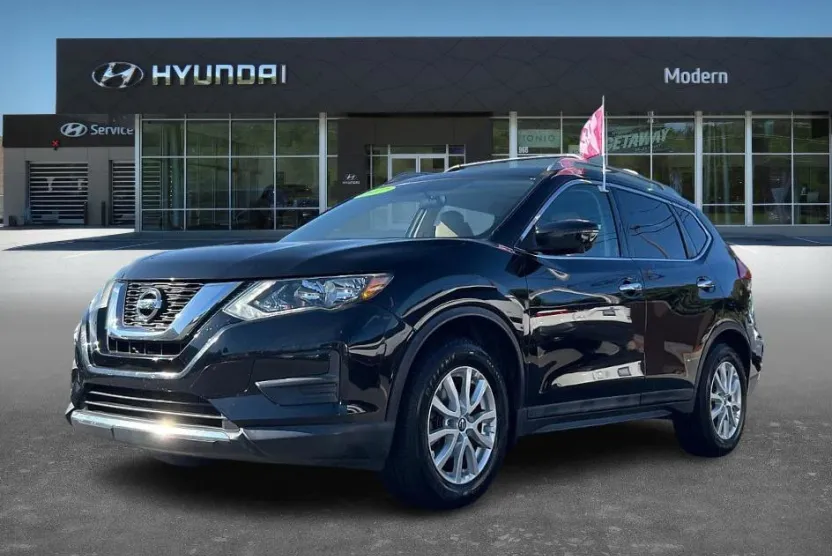 2017 Nissan Rogue SV photo 1