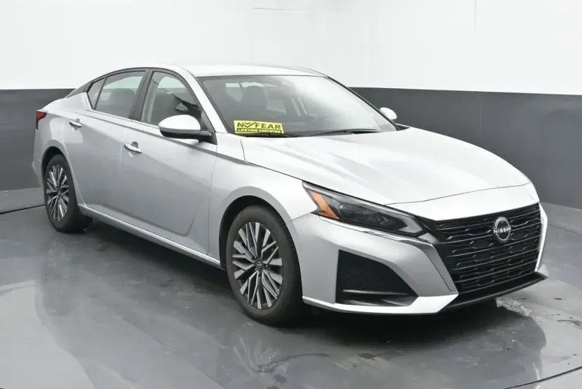2023 Nissan Altima 2.5 SV photo 1