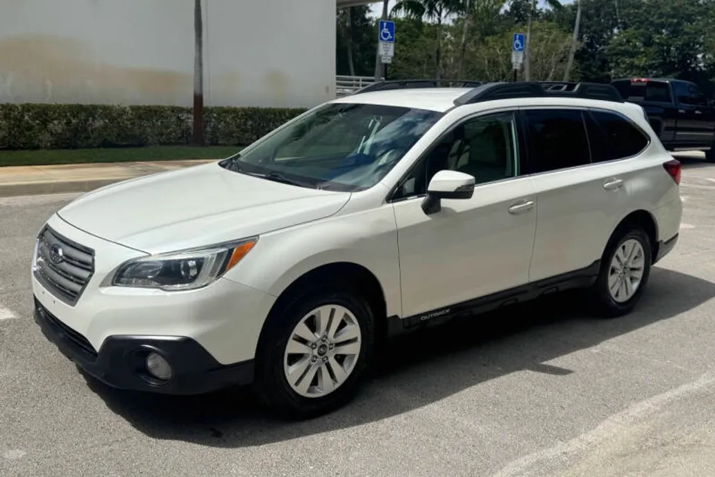 2017 Subaru Outback 2.5i Premium photo 1