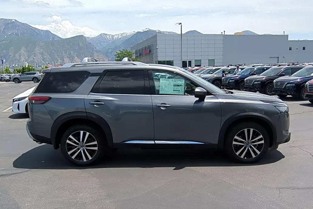 2025 Nissan Pathfinder Platinum photo 1
