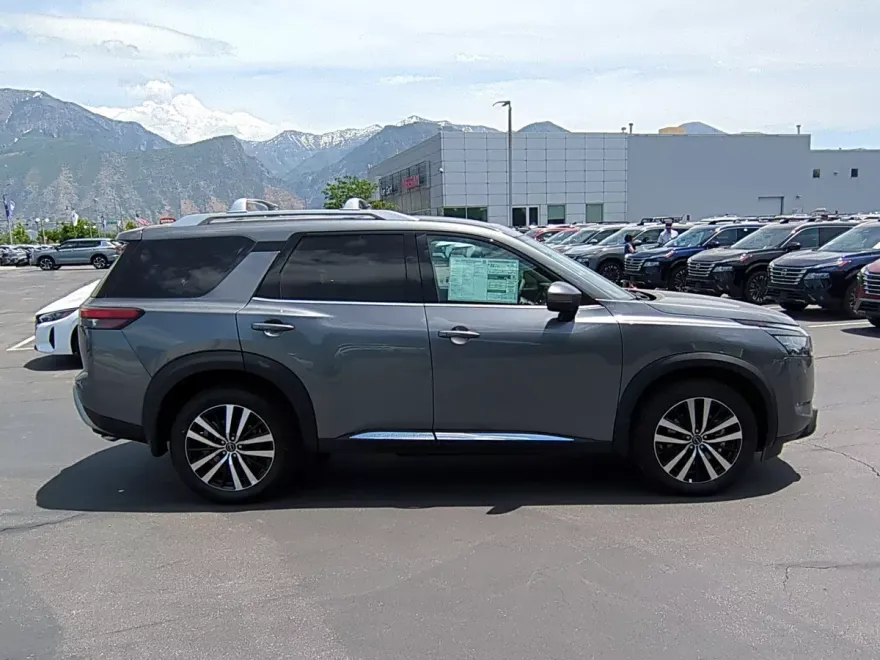 2025 Nissan Pathfinder Platinum photo 1