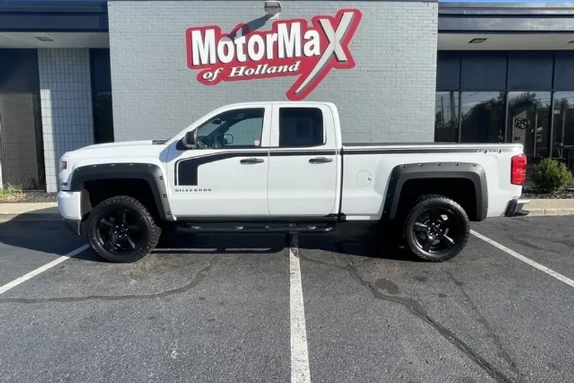 2017 Chevrolet Silverado 1500 Custom photo 1