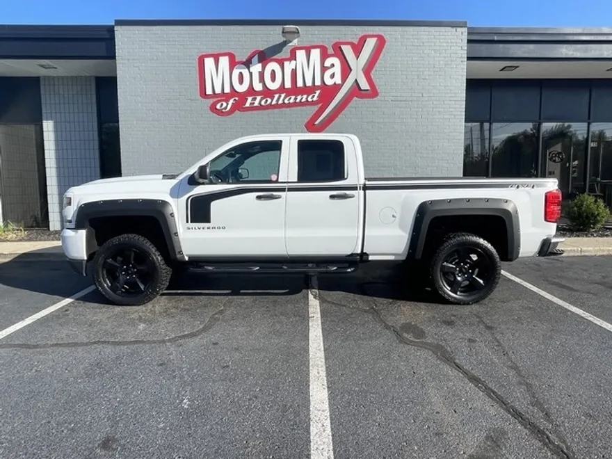 2017 Chevrolet Silverado 1500 Custom photo 1