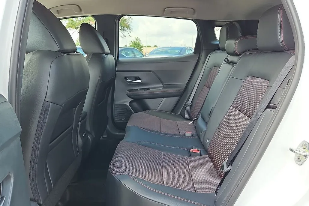 2025 Nissan Kicks SR photo 1