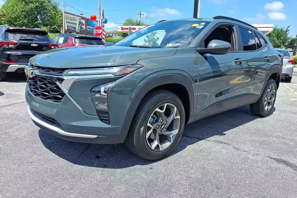 2025 Chevrolet Trax LT photo 1