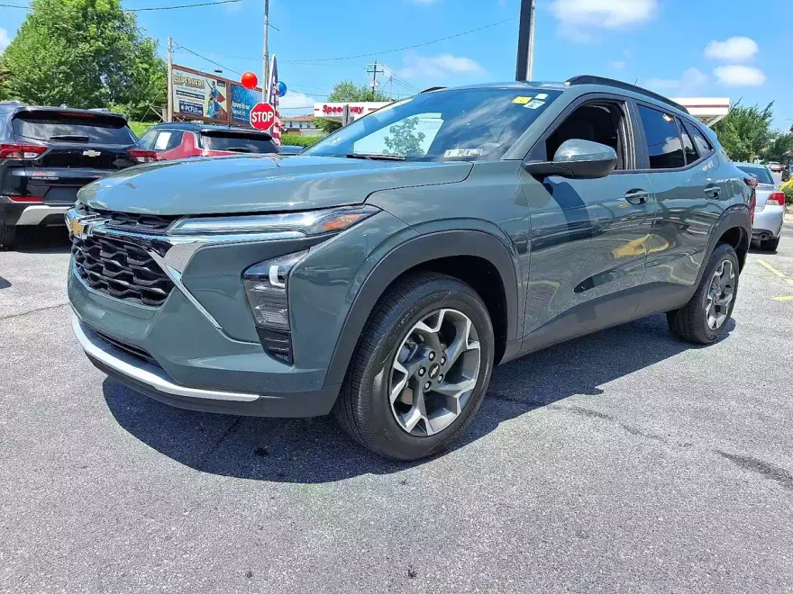 2025 Chevrolet Trax LT photo 1