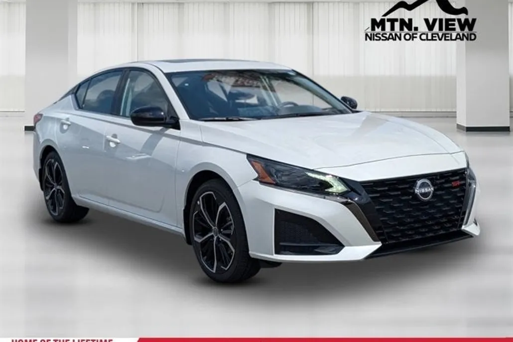 2025 Nissan Altima SR photo 1