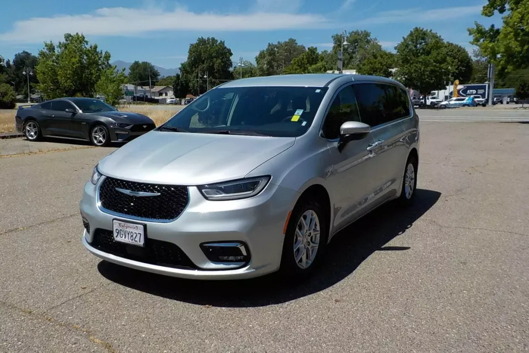 2023 Chrysler Pacifica Touring L photo 1