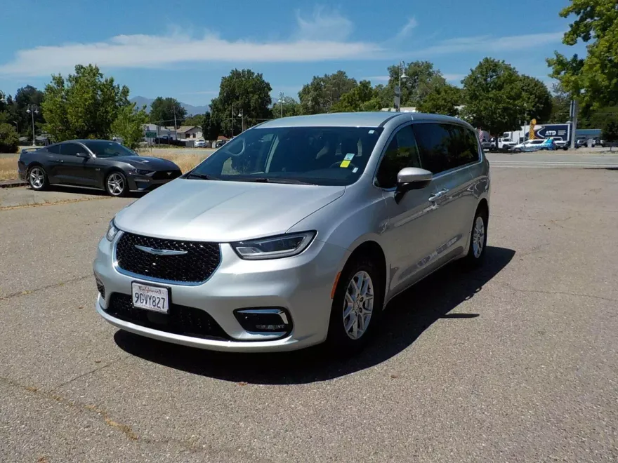 2023 Chrysler Pacifica Touring L photo 1