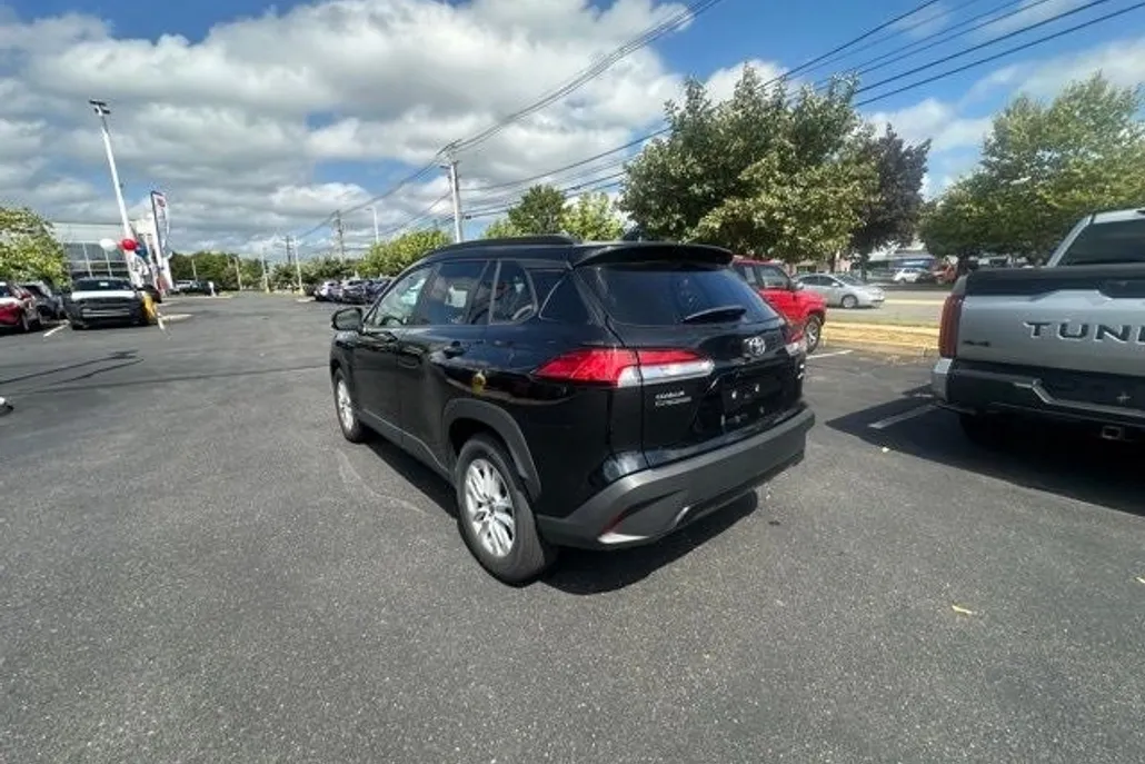 2024 Toyota Corolla Cross LE photo 1