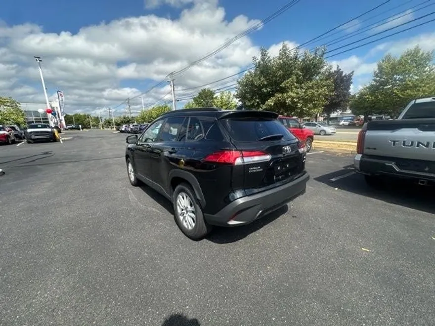 2024 Toyota Corolla Cross LE photo 1