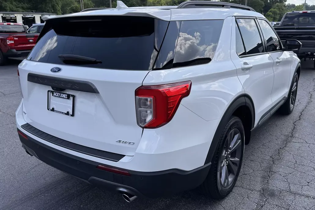 2023 Ford Explorer XLT photo 1