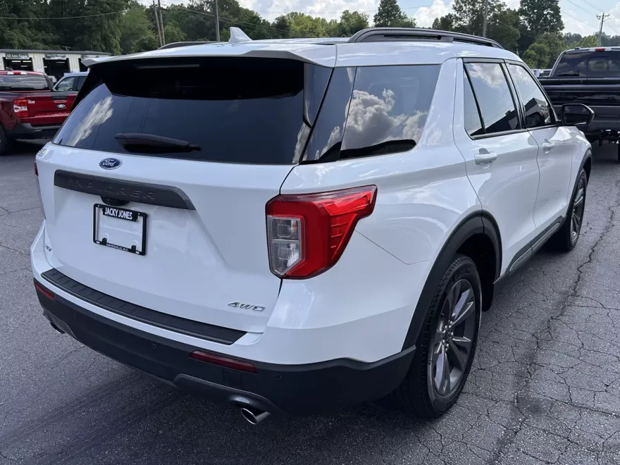 2023 Ford Explorer XLT photo 1
