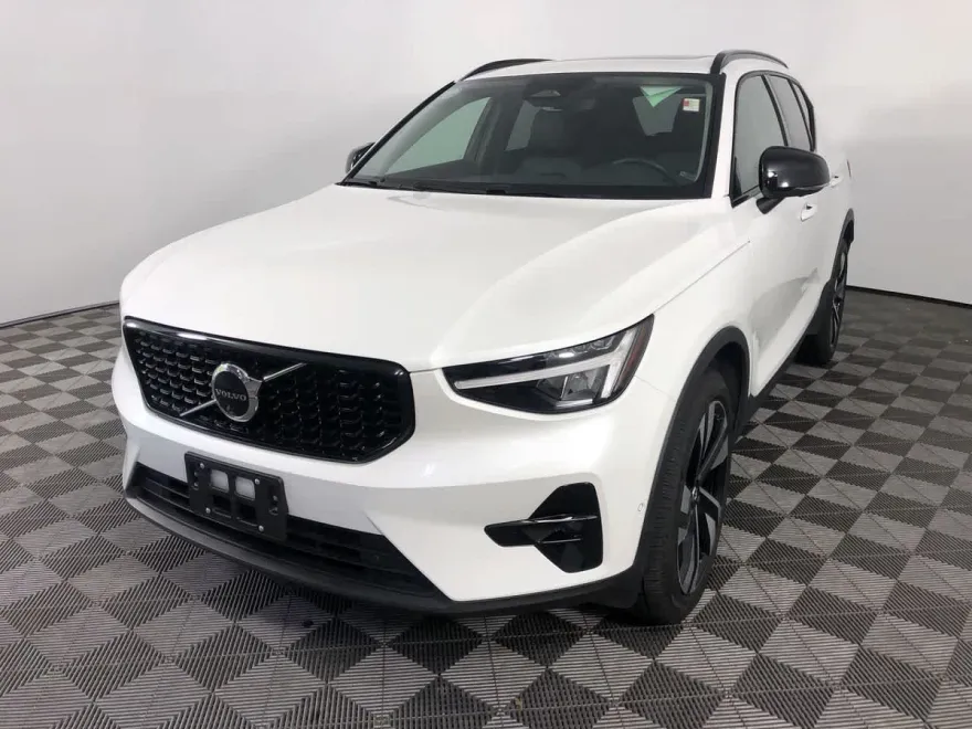 2025 Volvo XC40 Plus photo 1