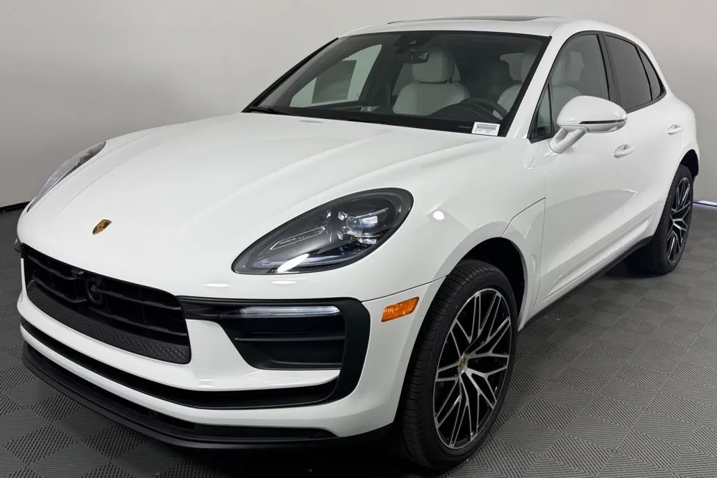 2025 Porsche Macan T photo 1