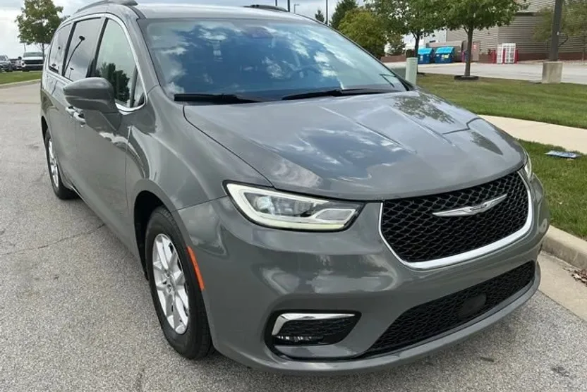 2022 Chrysler Pacifica Touring L photo 1
