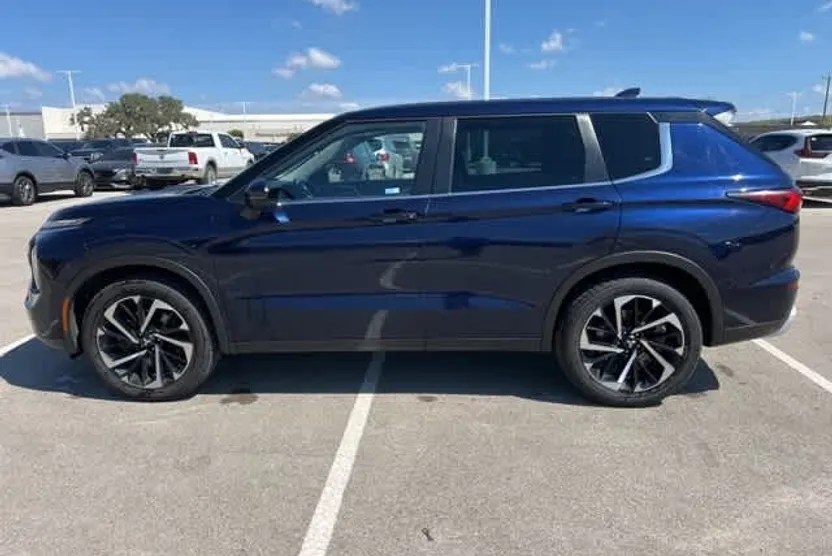 2023 Mitsubishi Outlander SE photo 1