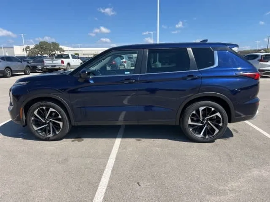 2023 Mitsubishi Outlander SE photo 1