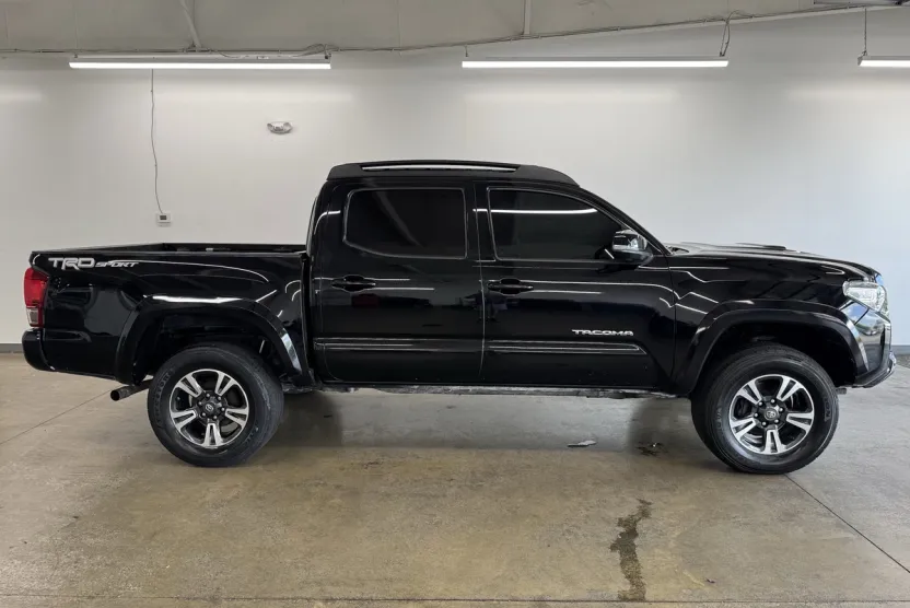2017 Toyota Tacoma TRD Sport photo 1