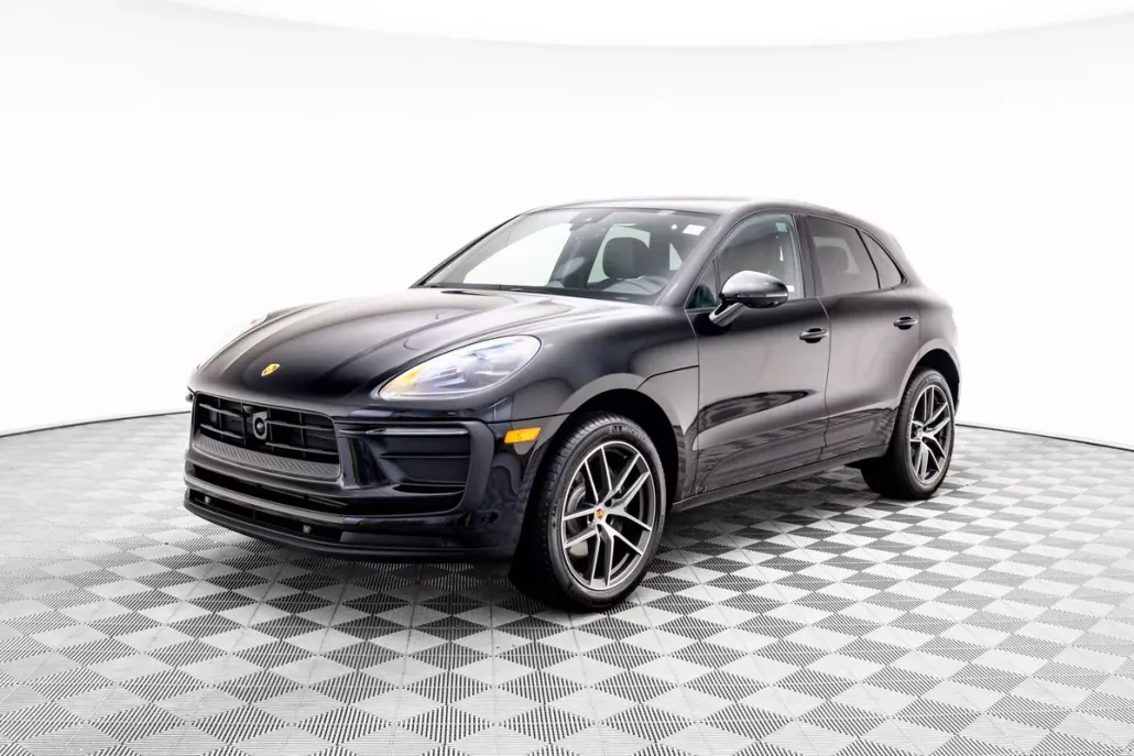 2025 Porsche Macan T photo 1