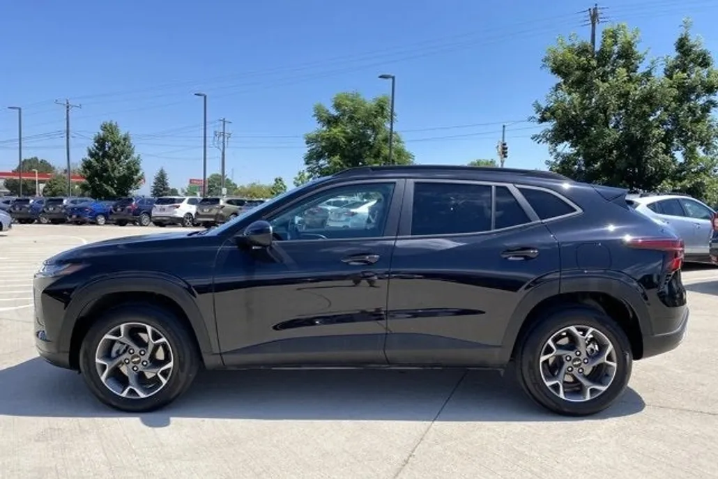 2024 Chevrolet Trax LT photo 1