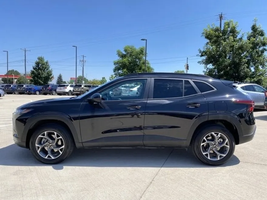 2024 Chevrolet Trax LT photo 1