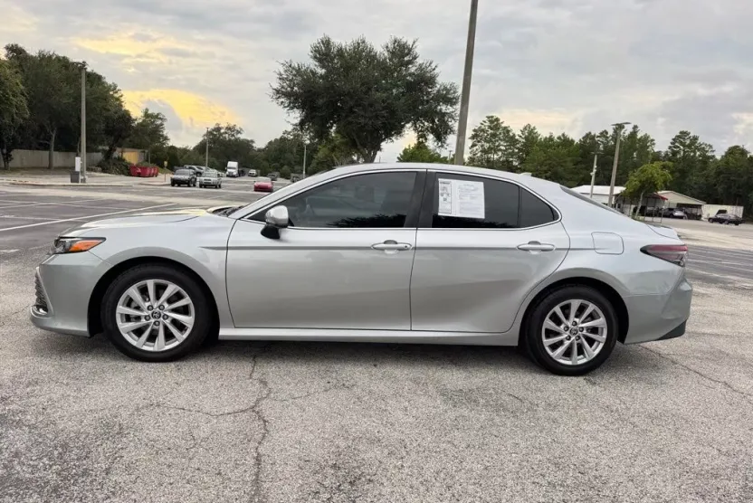 2022 Toyota Camry LE photo 1