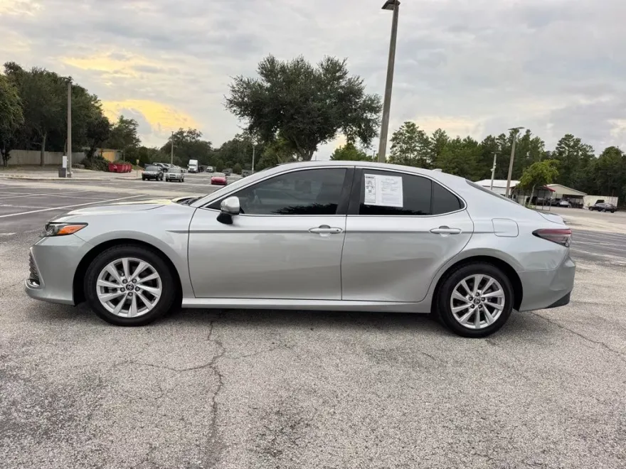2022 Toyota Camry LE photo 1