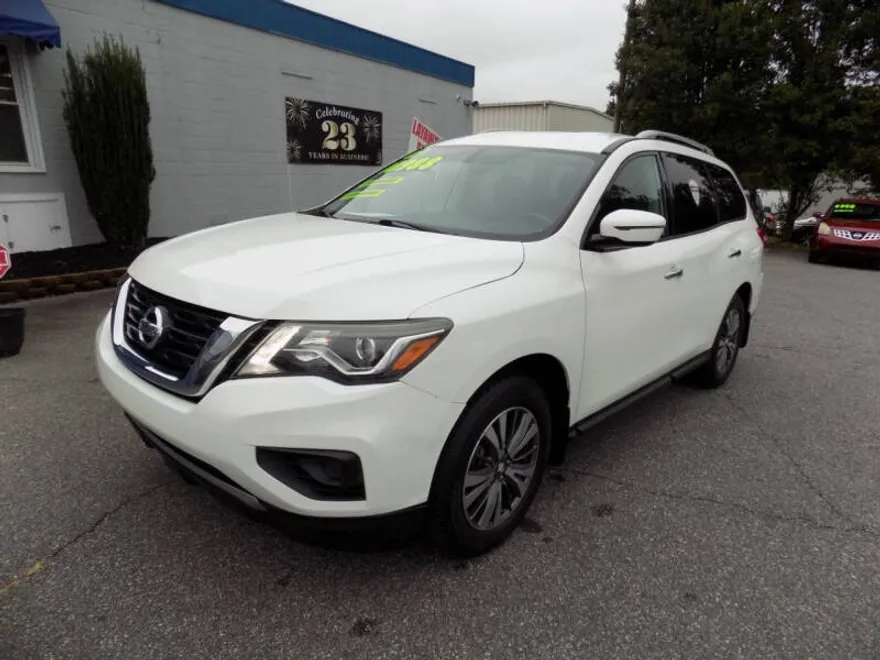 2017 Nissan Pathfinder S photo 1