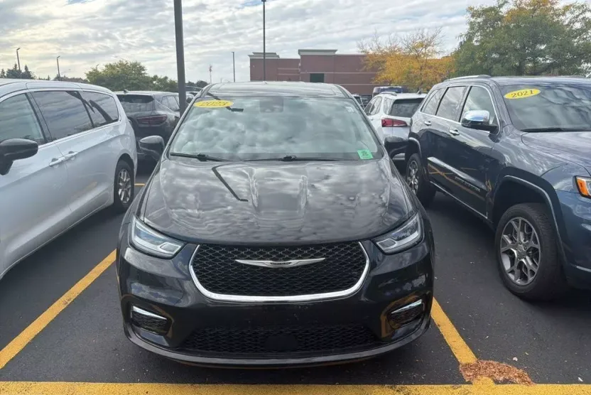 2023 Chrysler Pacifica Touring L photo 1