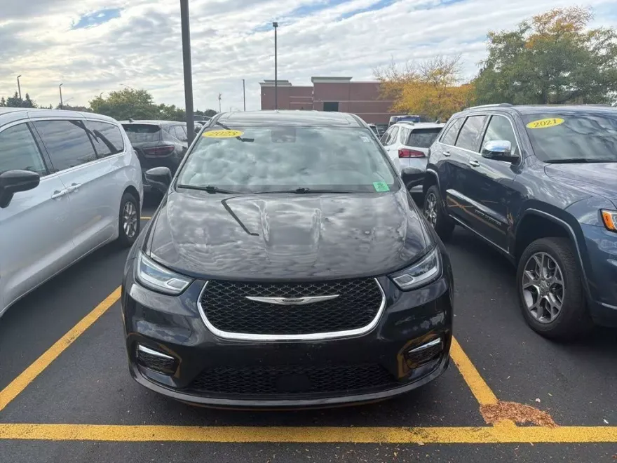 2023 Chrysler Pacifica Touring L photo 1