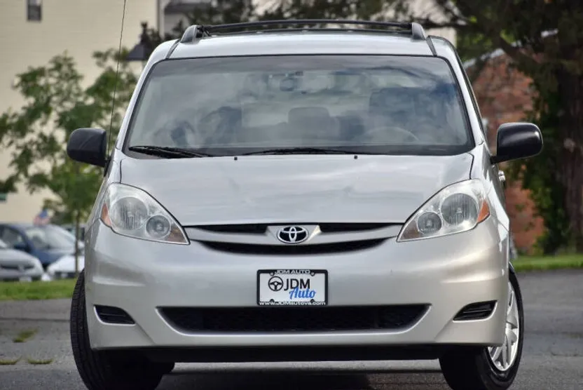 2007 Toyota Sienna LE photo 1