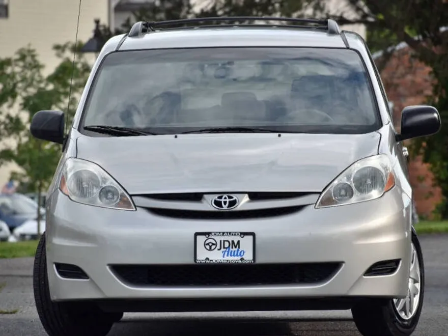 2007 Toyota Sienna LE photo 1