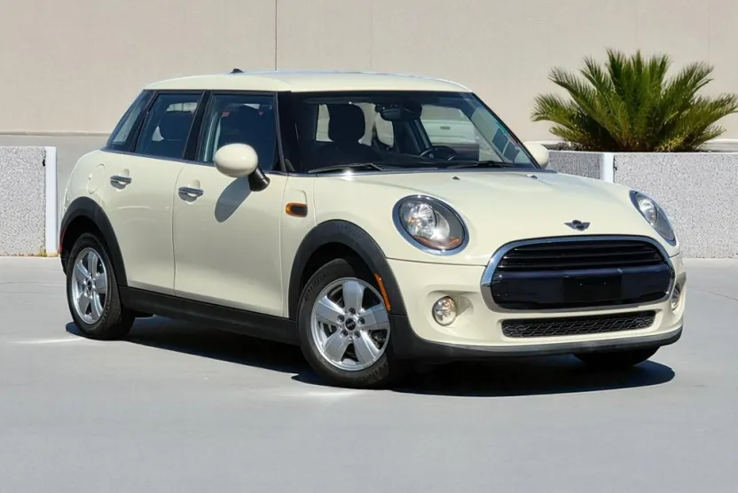 2018 Mini Cooper 4 Door Hardtop photo 1
