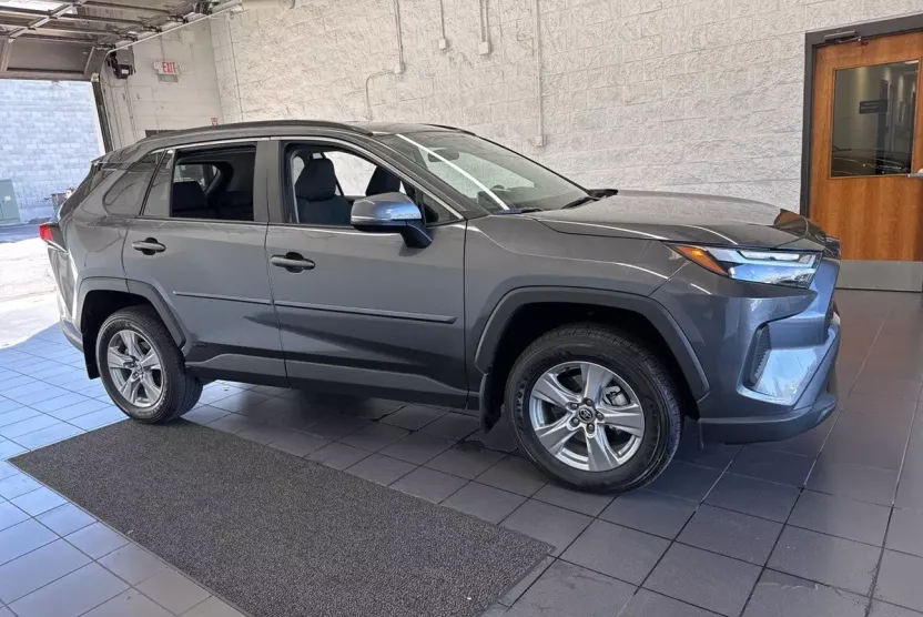 2023 Toyota RAV4 Hybrid XLE photo 1