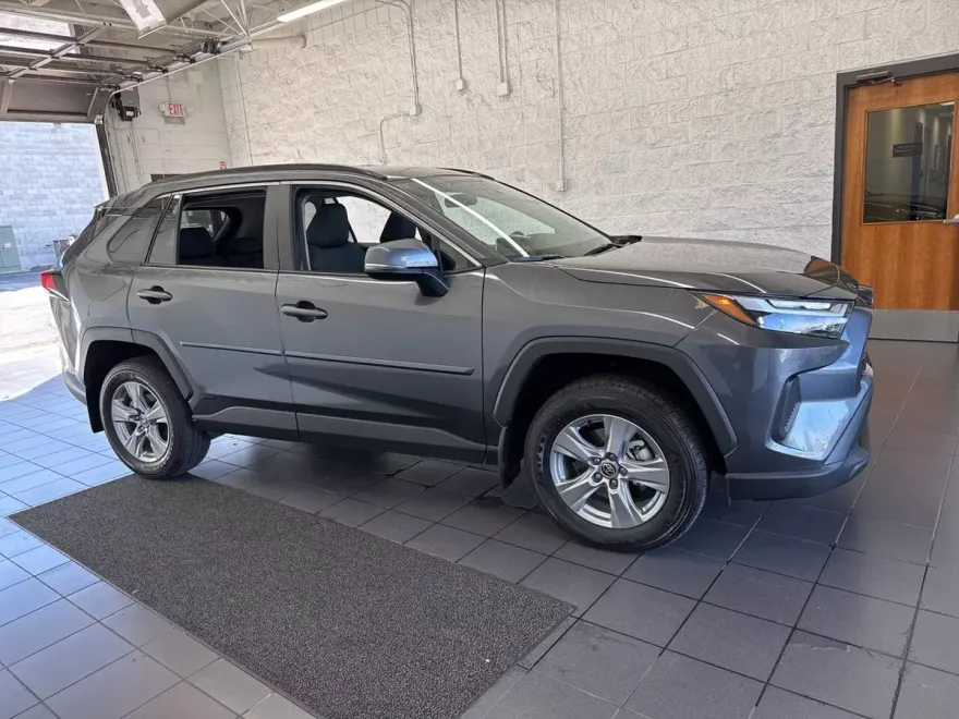 2023 Toyota RAV4 Hybrid XLE photo 1