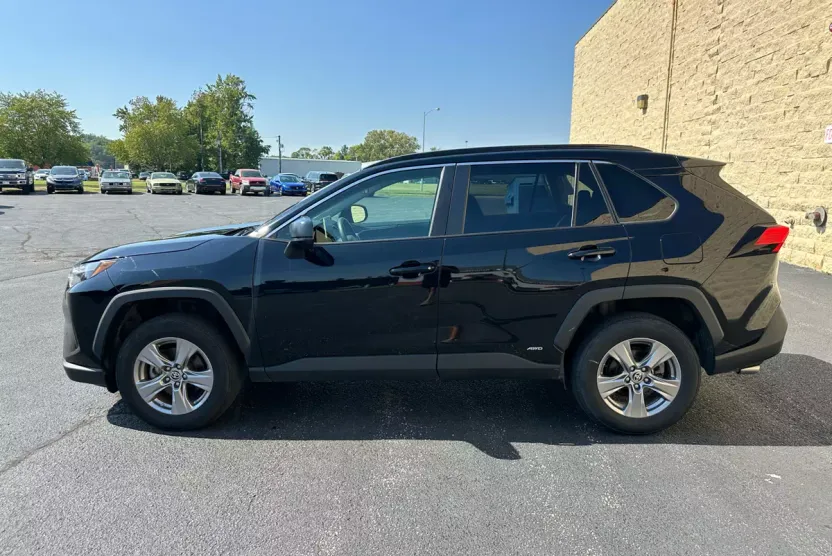 2023 Toyota RAV4 Hybrid LE photo 1