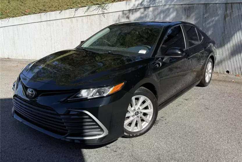 2022 Toyota Camry LE photo 1